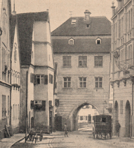 Tauferhaus mit Rieder Tor aus: "Schon wieder ein bedrohtes Städtebild"; Süddeutsche Bauzeitung Nr. 49 (1902); Ausschnitt aus Abb. 5